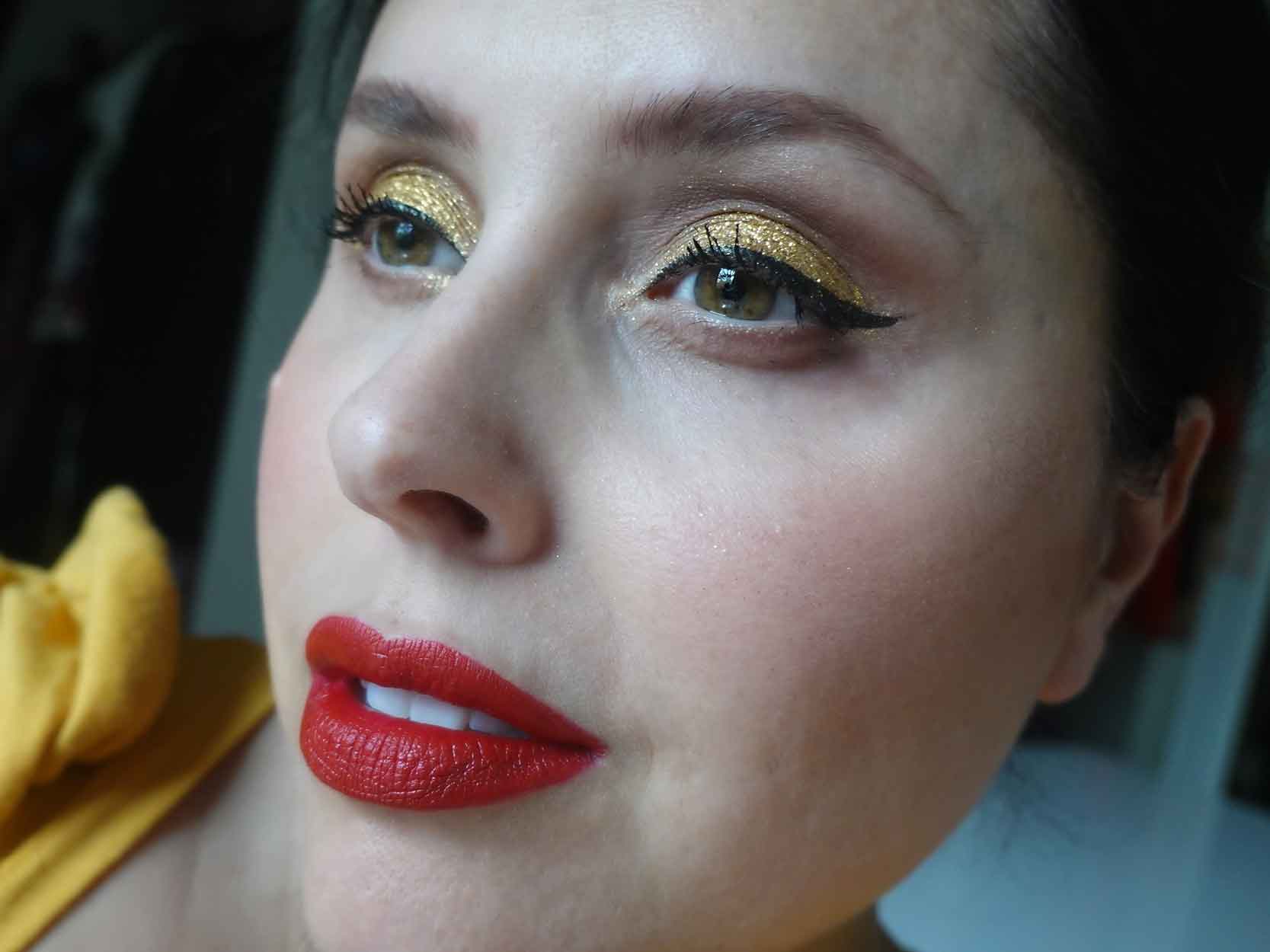 applicazione ombretto glitter oro