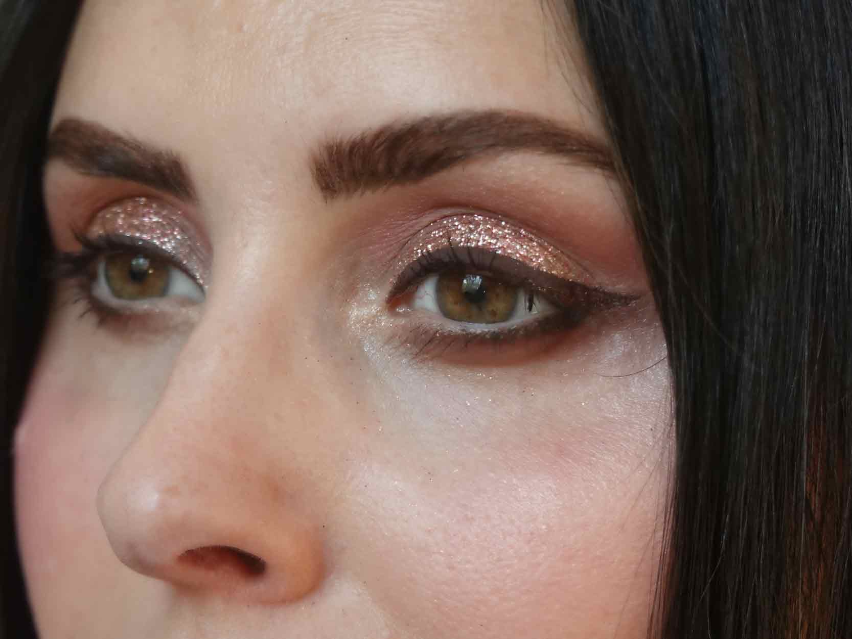 applicazione ombretto glitter pesca