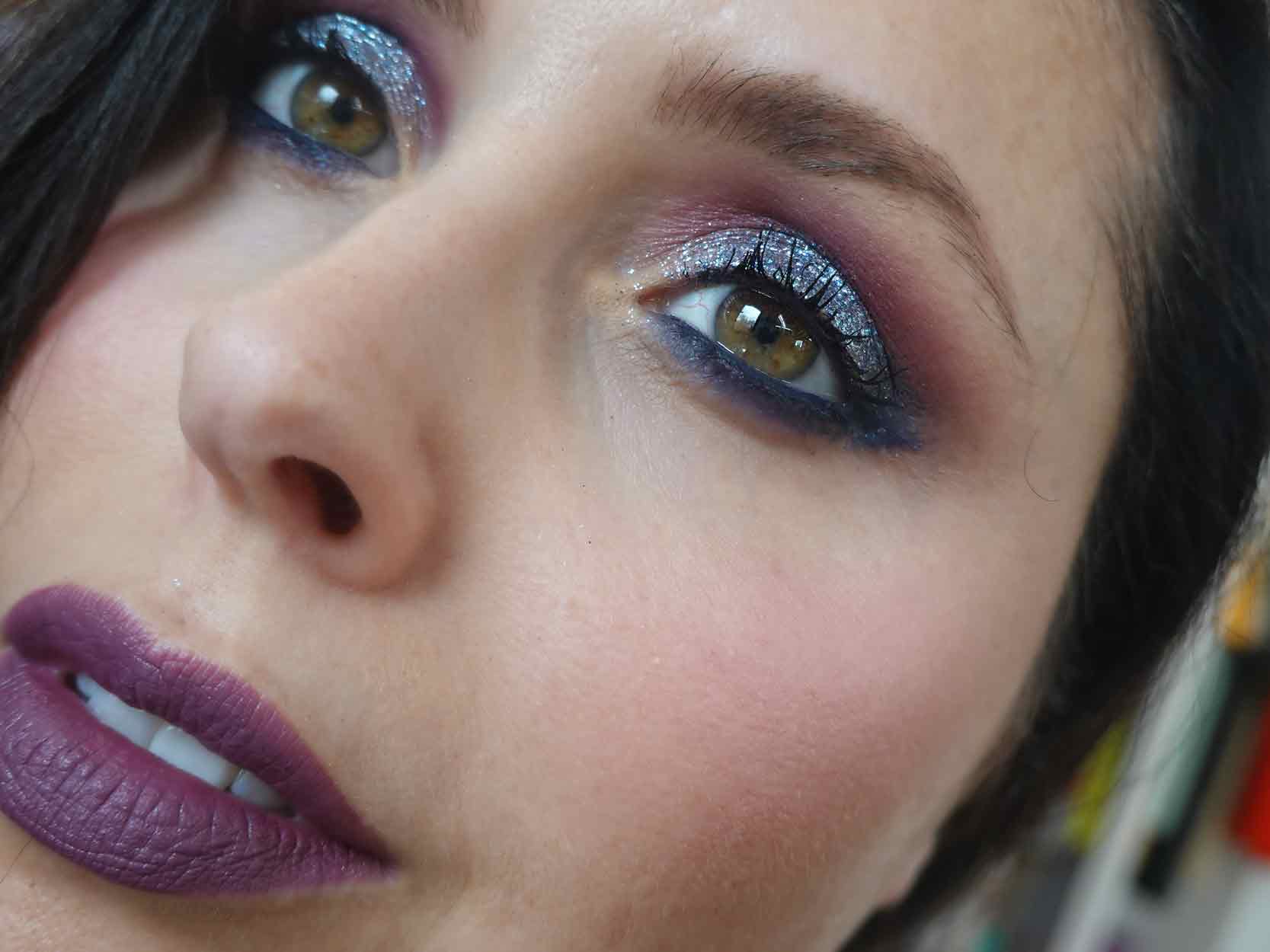 applicazione ombretto glitter blu