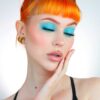 applicazione ombretto azzurro fluo