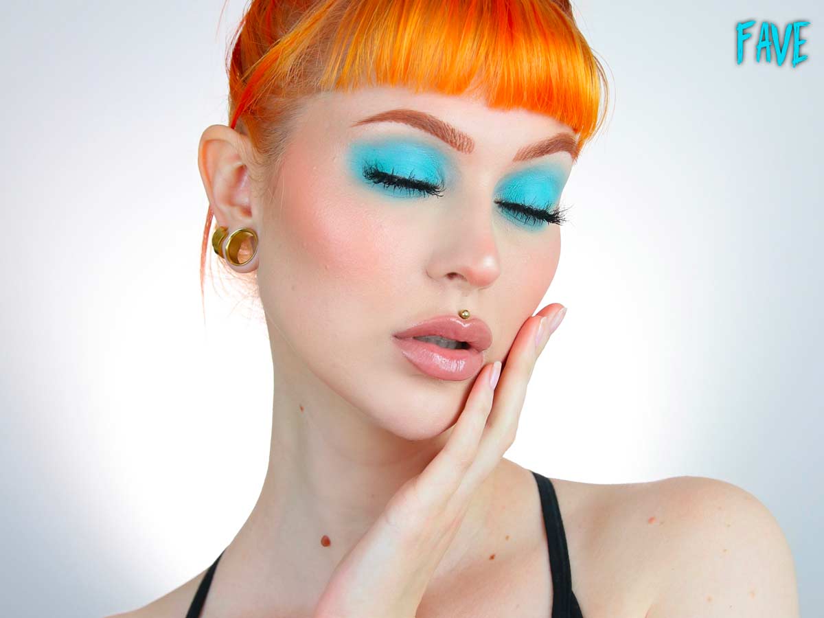 applicazione ombretto azzurro fluo